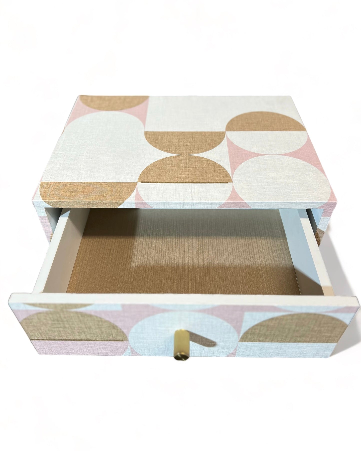 Vintage nachtkastjes in roze, wit en goud | The Vintage Vibe