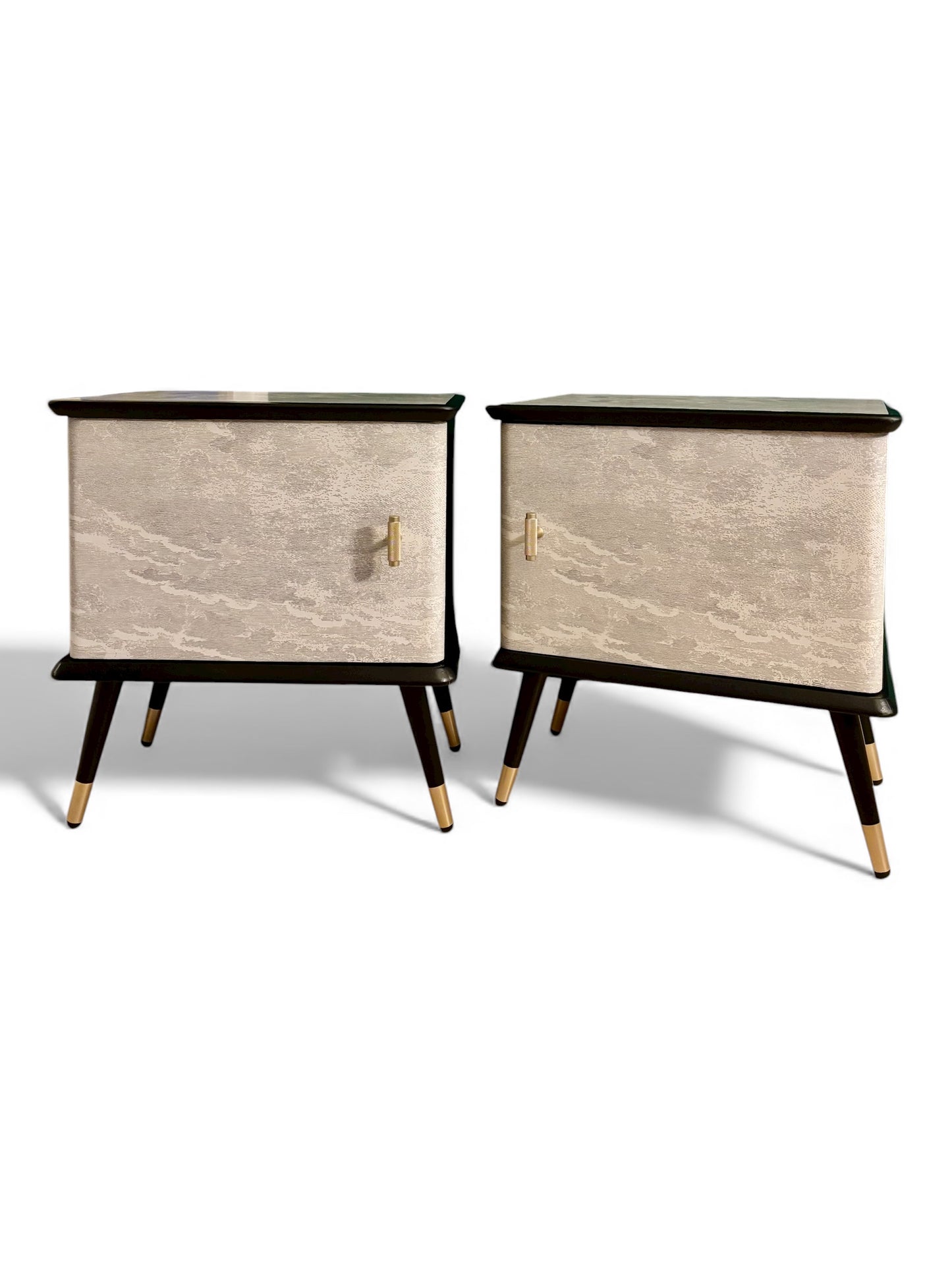 Vintage nachtkastjes met Fornasetti Nuvolette | The Vintage Vibe
