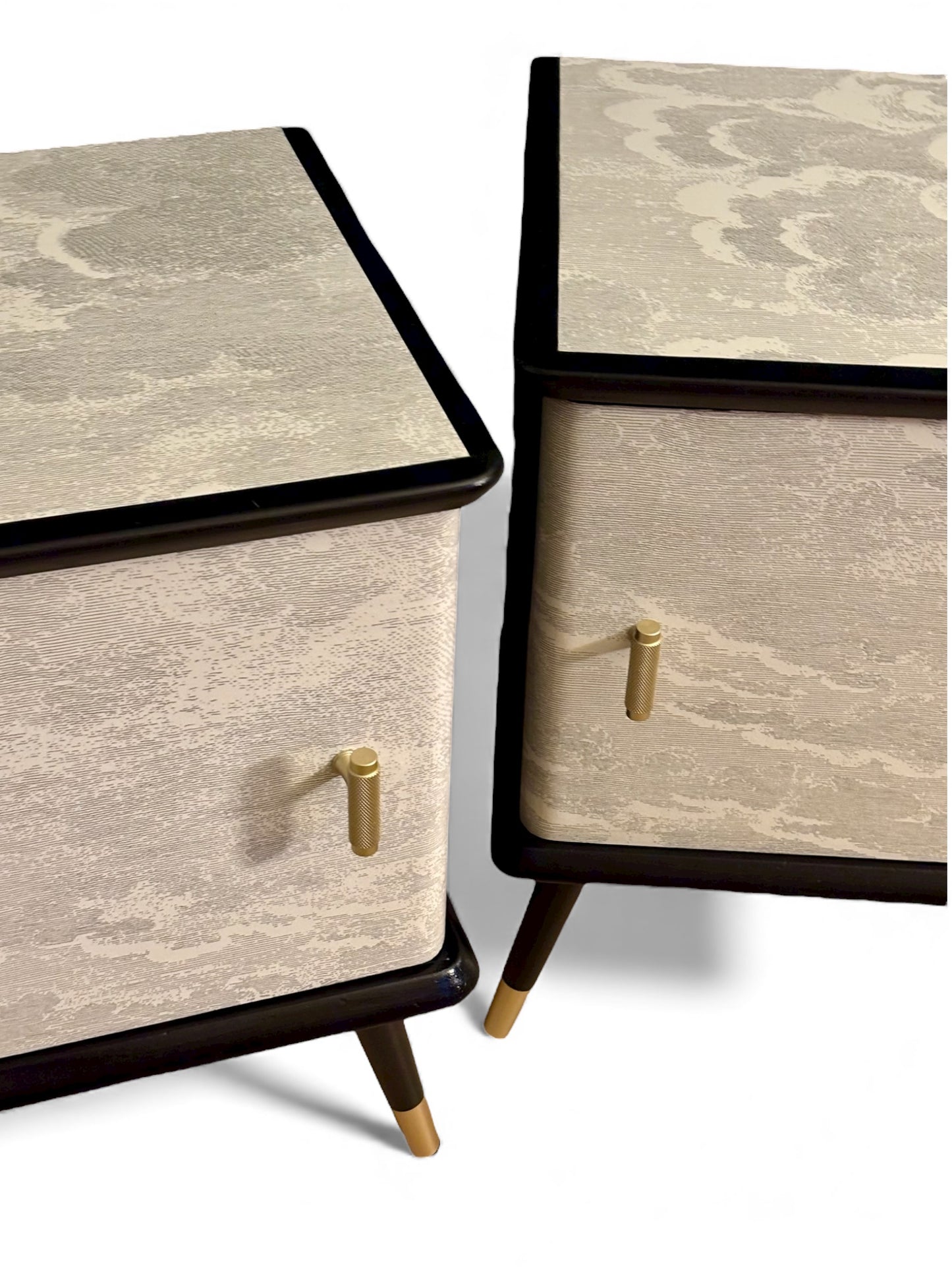 Vintage nachtkastjes met Fornasetti Nuvolette | The Vintage Vibe