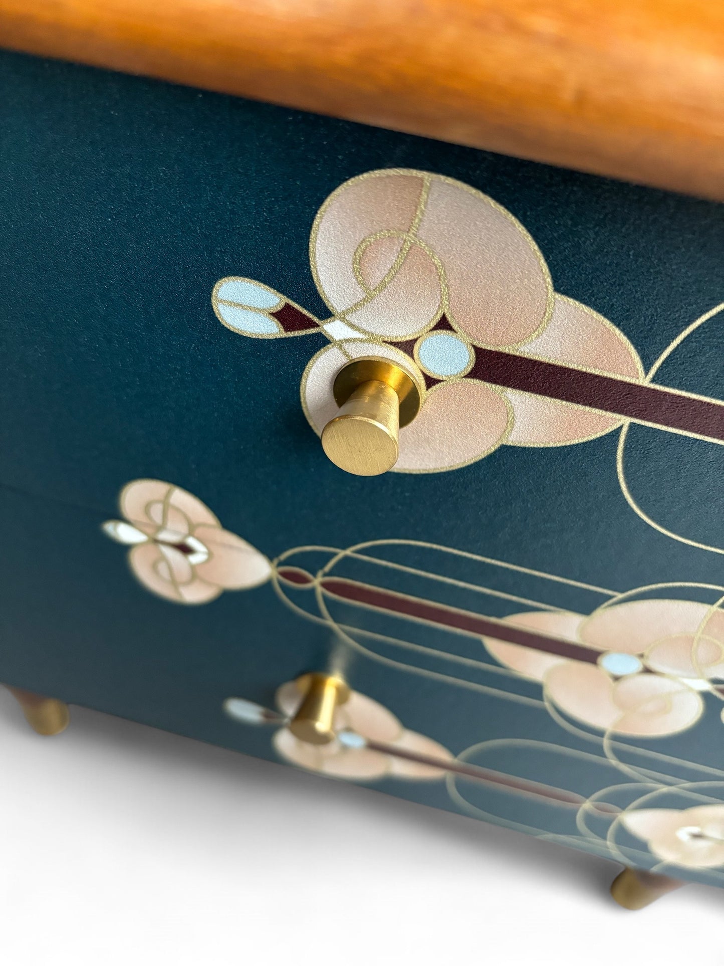 Vintage nachtkastjes bekleed met Art Deco print in goud met blauw | The Vintage Vibe
