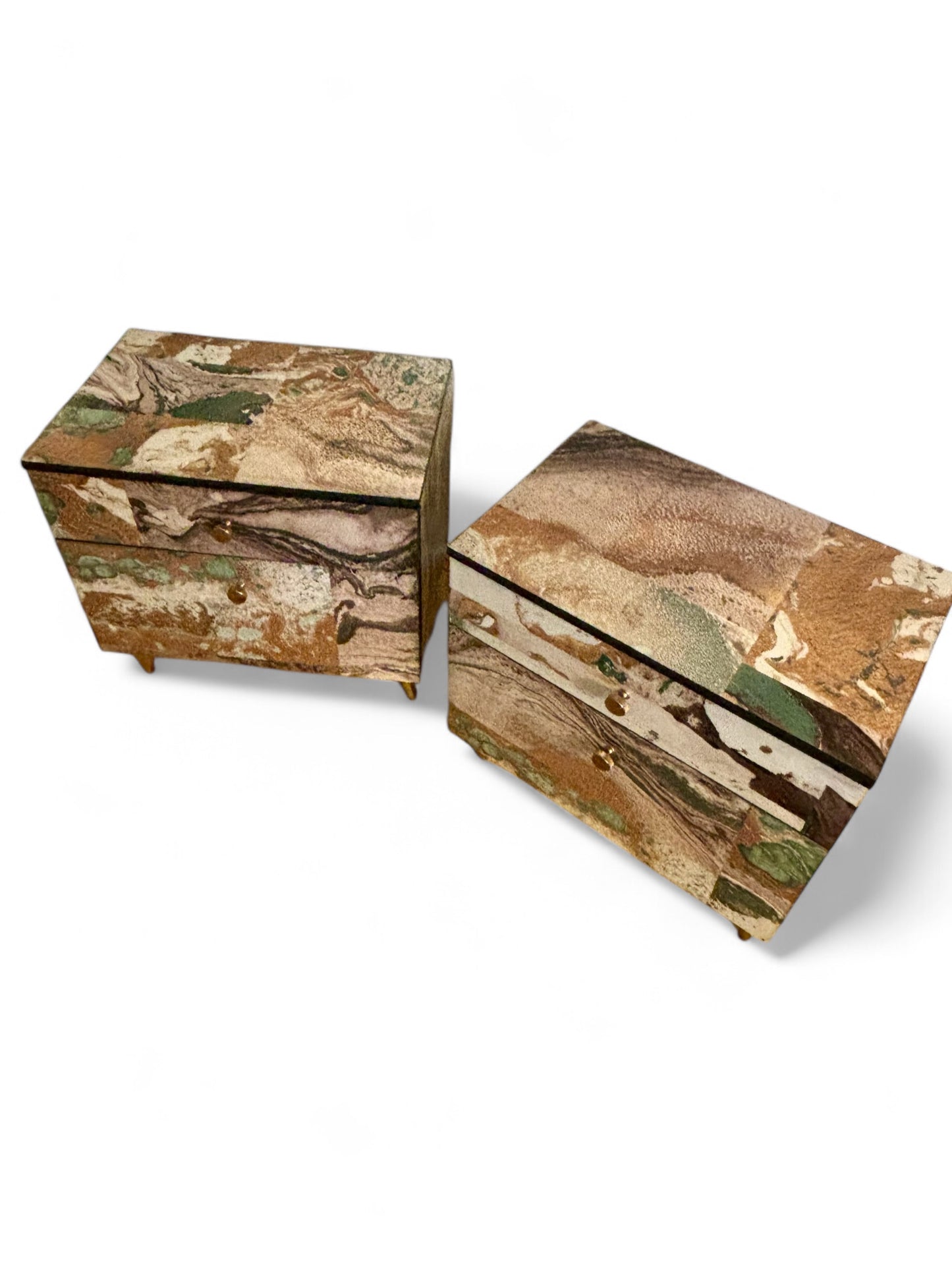 Vintage bedside tables covered with marble print | The Vintage Vibe