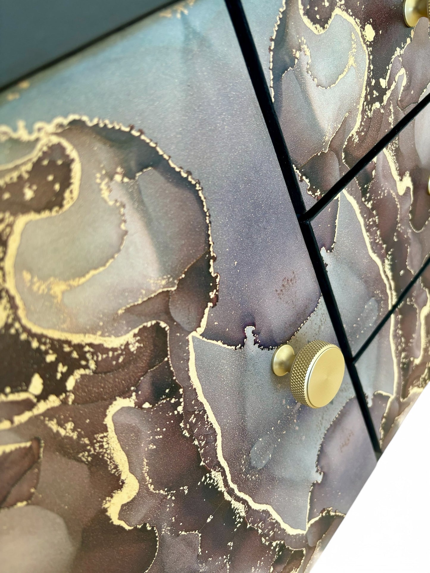 Vintage nachtkastjes bekleed met prachtige print | The Vintage Vibe
