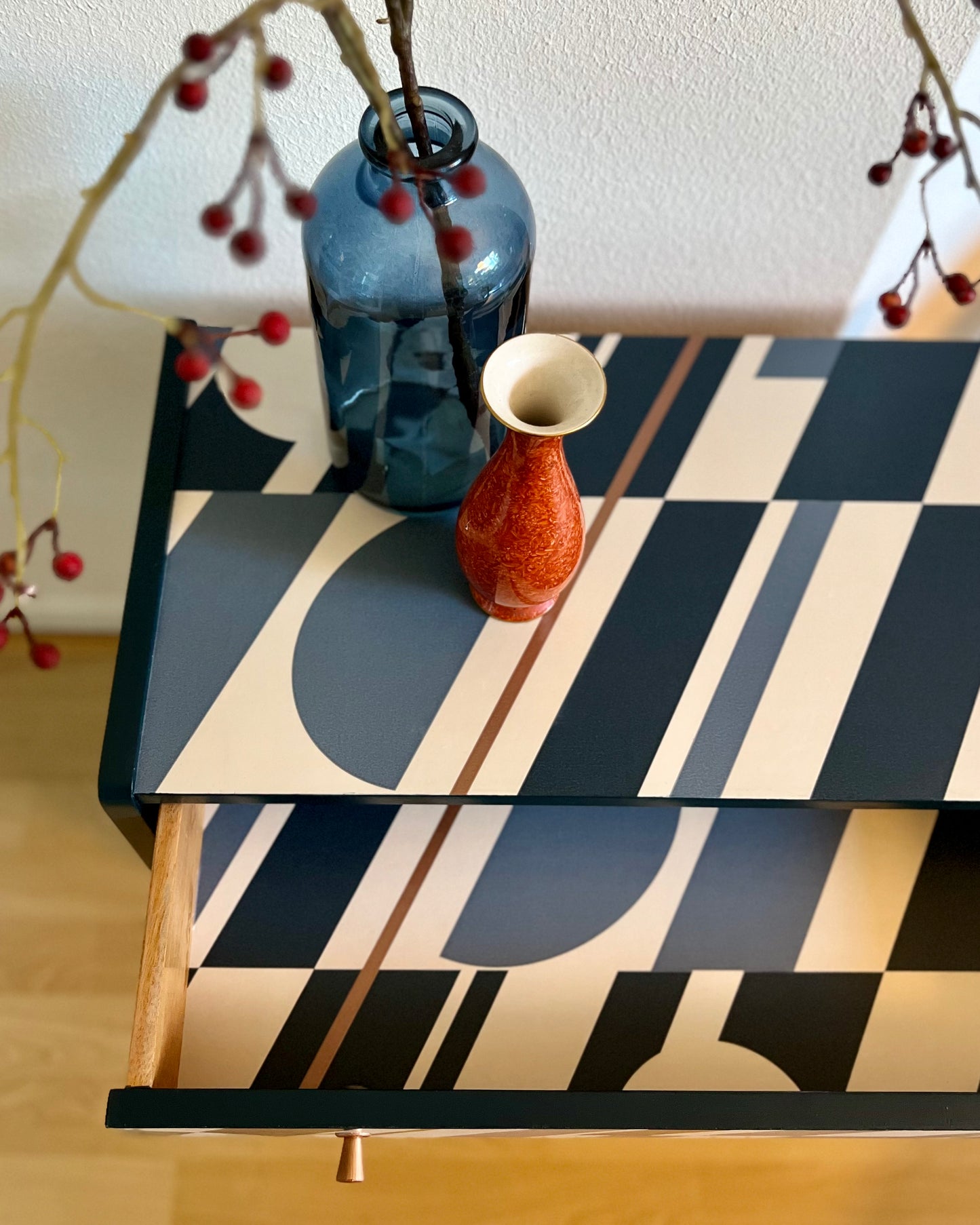 Vintage kastje met retro print in blauw, wit en koper | The Vintage Vibe