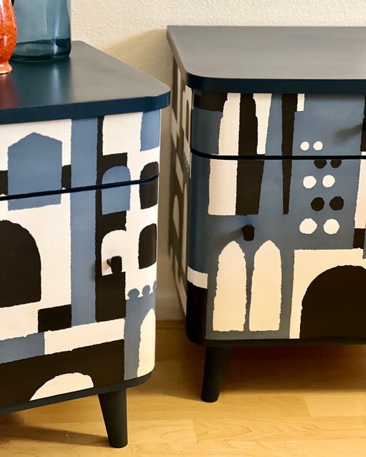 Vintage nachtkastjes blauw met een print van Manhattan | The Vintage Vibe