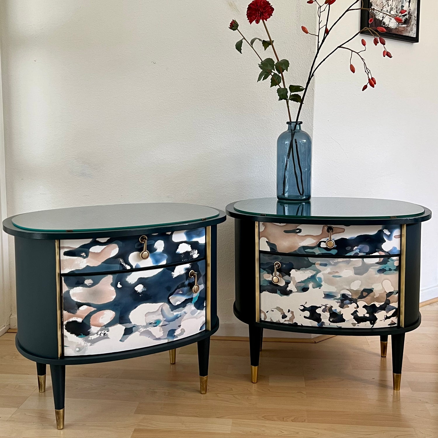Vintage nachtkastjes, ovaal van vorm met een unieke print | The Vintage Vibe