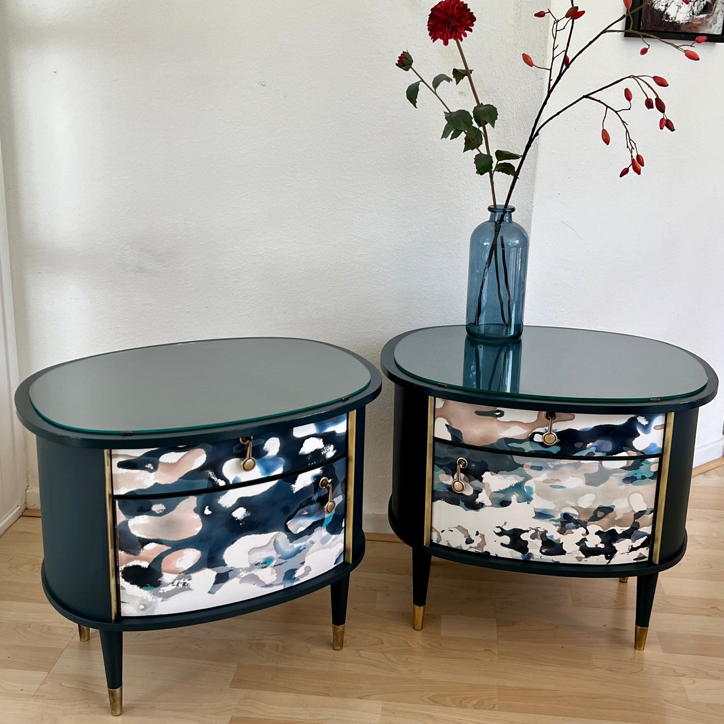 Vintage nachtkastjes, ovaal van vorm met een unieke print | The Vintage Vibe