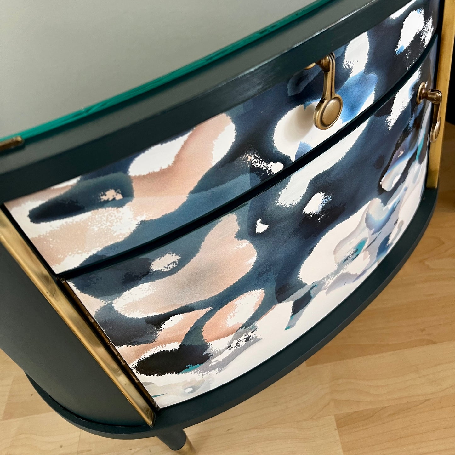 Vintage nachtkastjes, ovaal van vorm met een unieke print | The Vintage Vibe