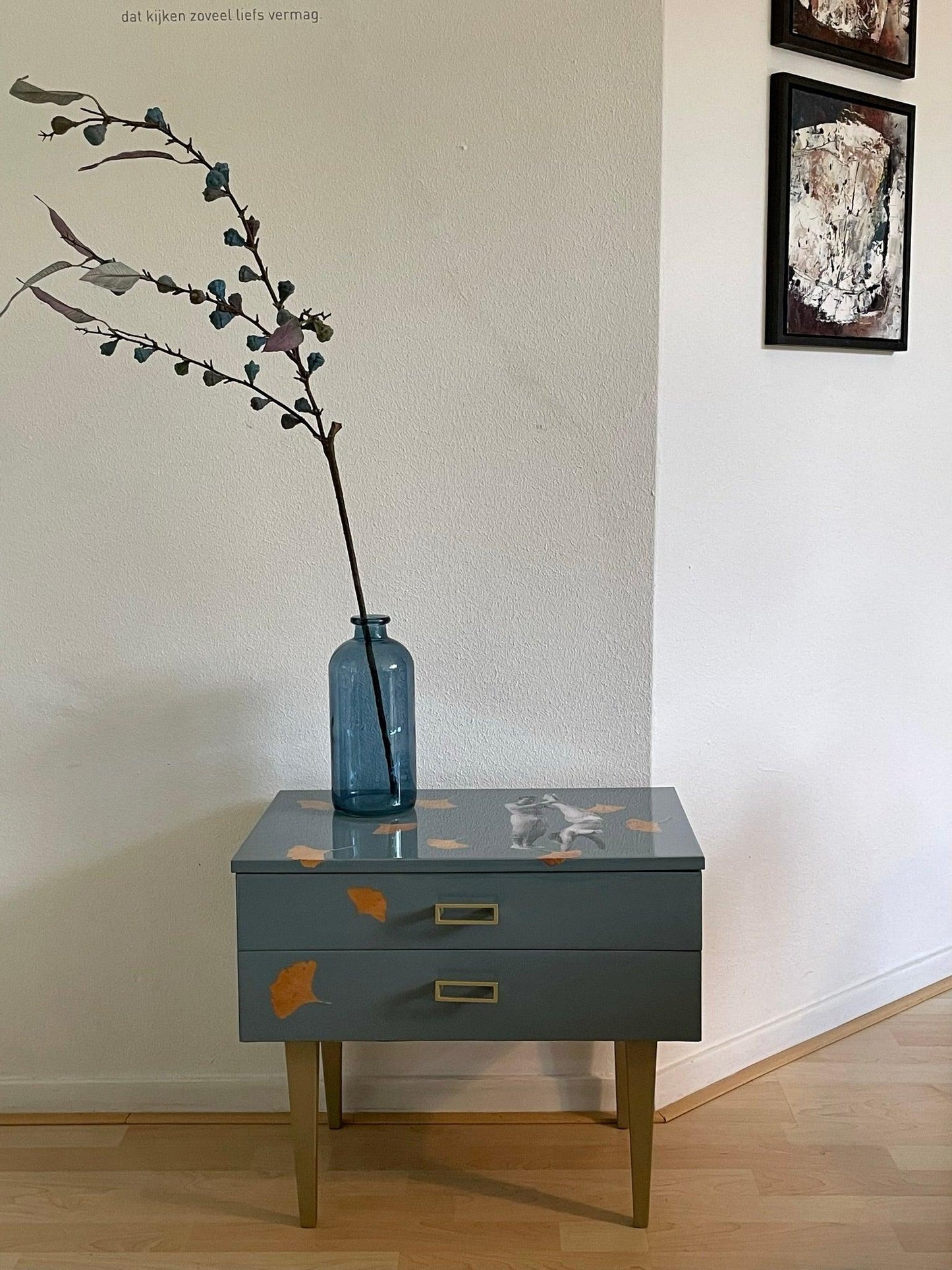 Vintage kastje in blauw en goud met collagekunst van Studio Mooiz | The Vintage Vibe