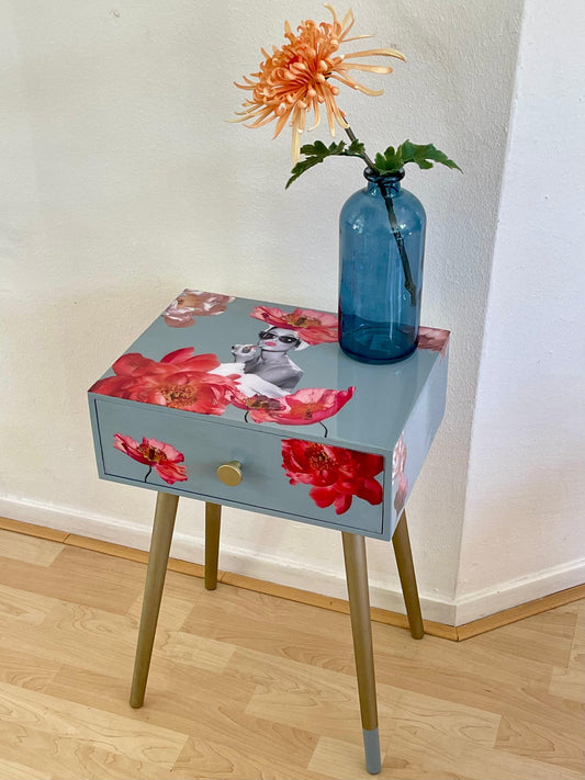 Vintage kastje in licht grijsblauw en goud met collagekunst | The Vintage Vibe