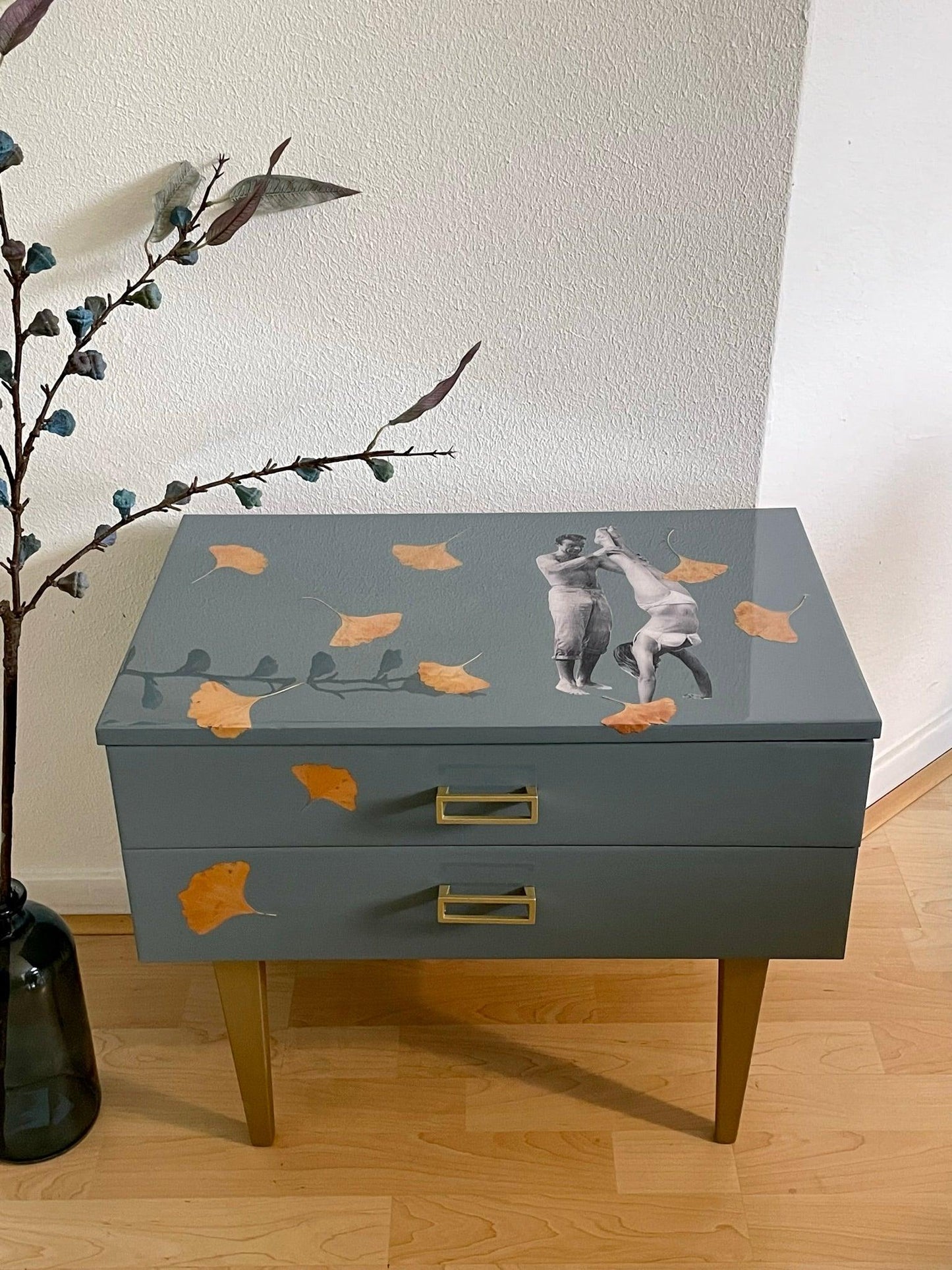 Vintage kastje in blauw en goud met collagekunst van Studio Mooiz | The Vintage Vibe
