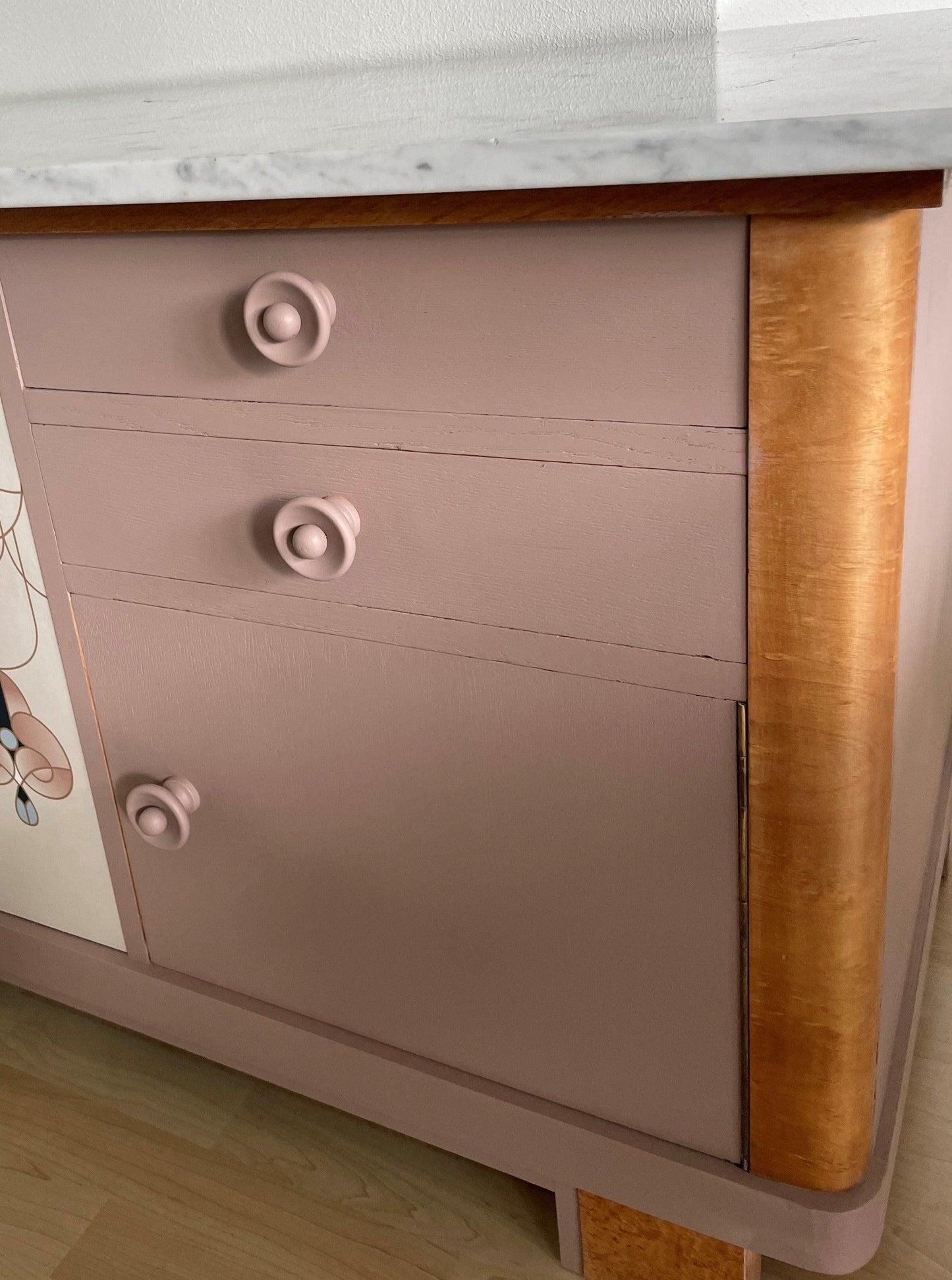 Vintage dressoir met wit marmeren blad bekleed met een Art Nouveau print | The Vintage Vibe