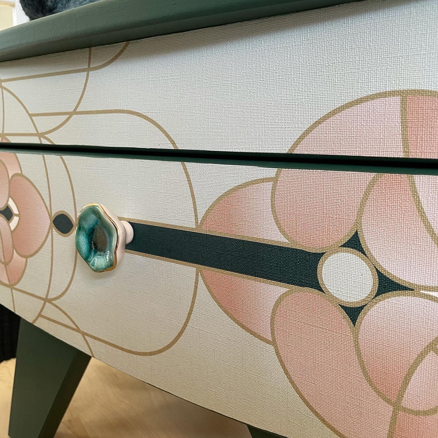 Nachtkastjes groen met een Art Nouveau print | The Vintage Vibe