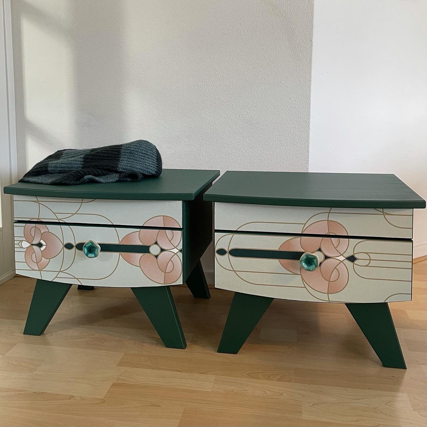 Nachtkastjes groen met een Art Nouveau print | The Vintage Vibe