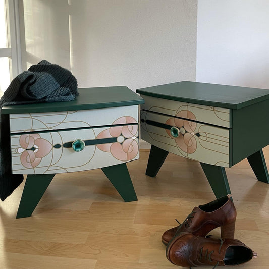 Nachtkastjes groen met een Art Nouveau print | The Vintage Vibe