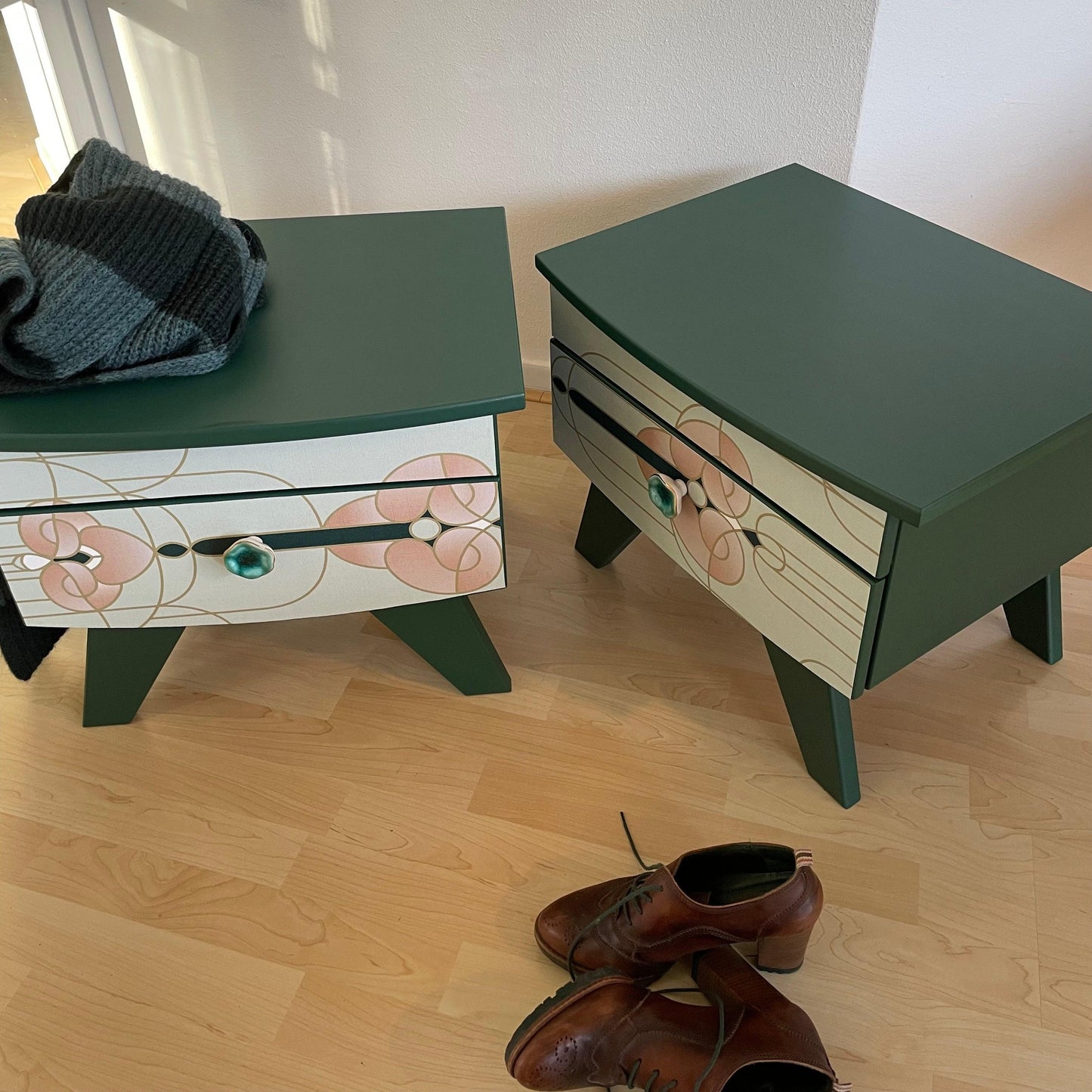 Nachtkastjes groen met een Art Nouveau print | The Vintage Vibe