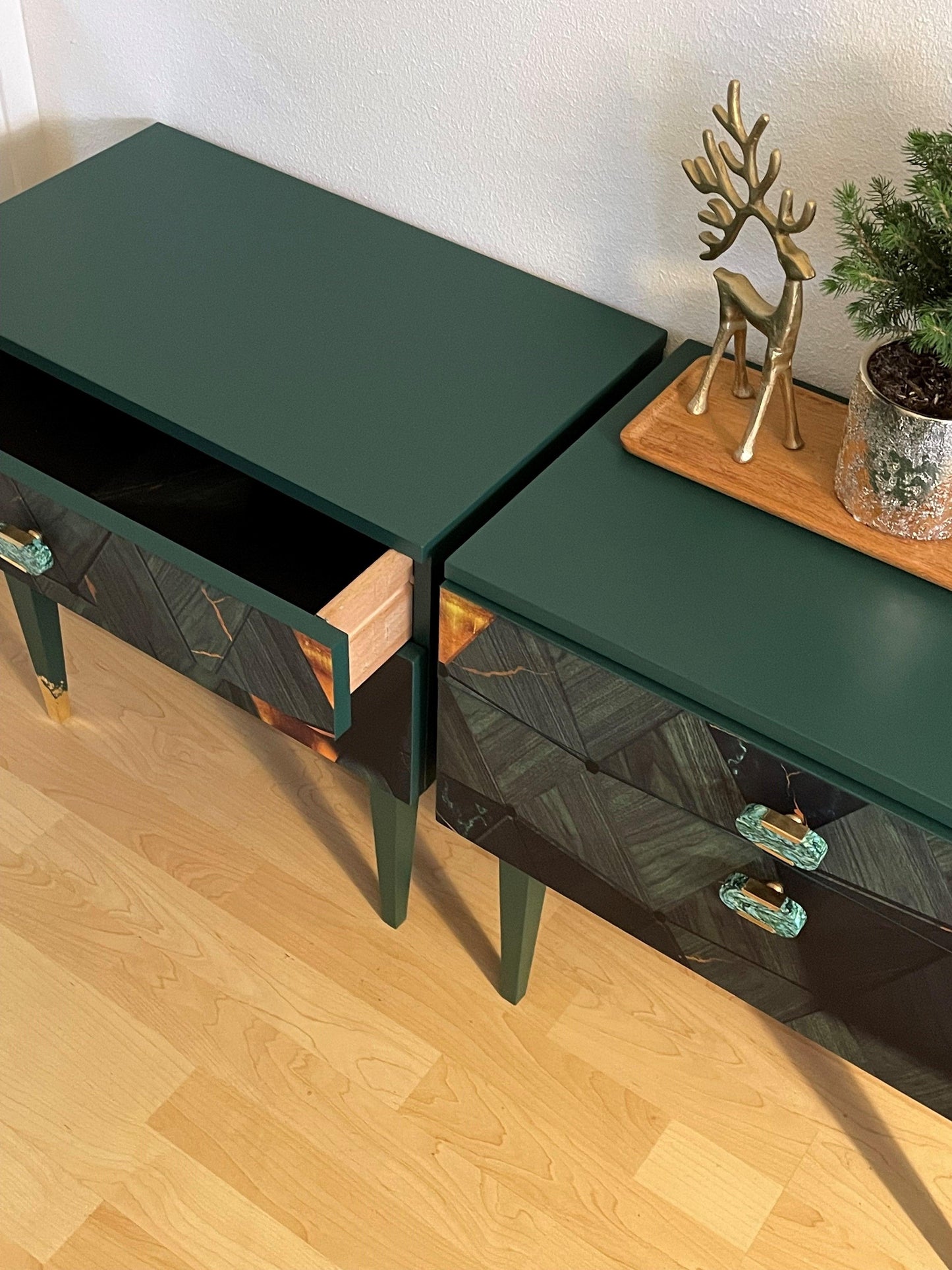 Vintage retro nachtkastjes in een diep groene kleur met een 3D print | The Vintage Vibe - The Vintage Vibe
