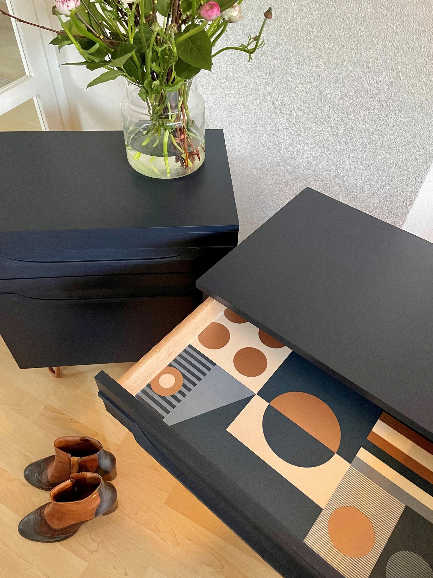 Vintage retro kastje in blauw met een gave geometrische print | The Vintage Vibe