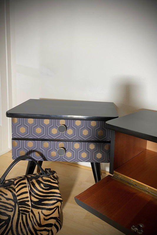 Vintage retro nachtkastjes in donker grijs bekleed met een Hexagon print | The Vintage Vibe