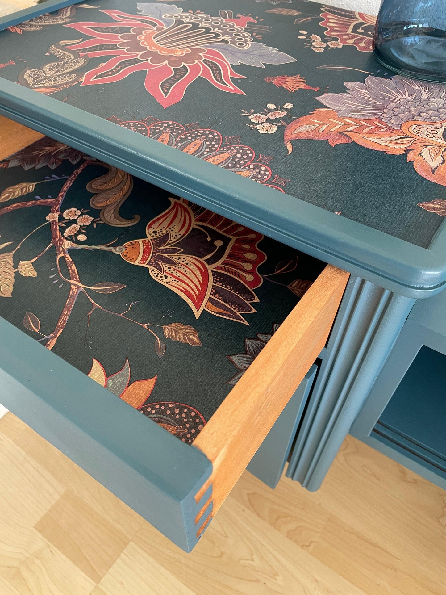 Vintage dressoir in teal met een gave florale print | The Vintage Vibe