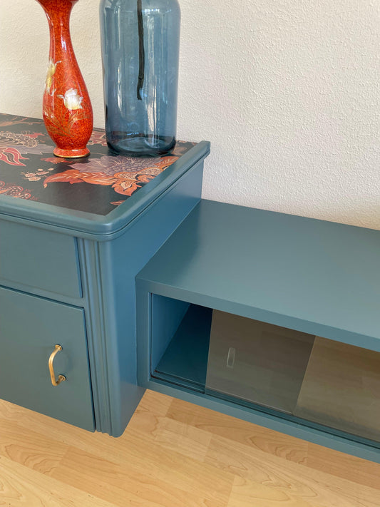 Vintage dressoir in teal met een gave florale print | The Vintage Vibe