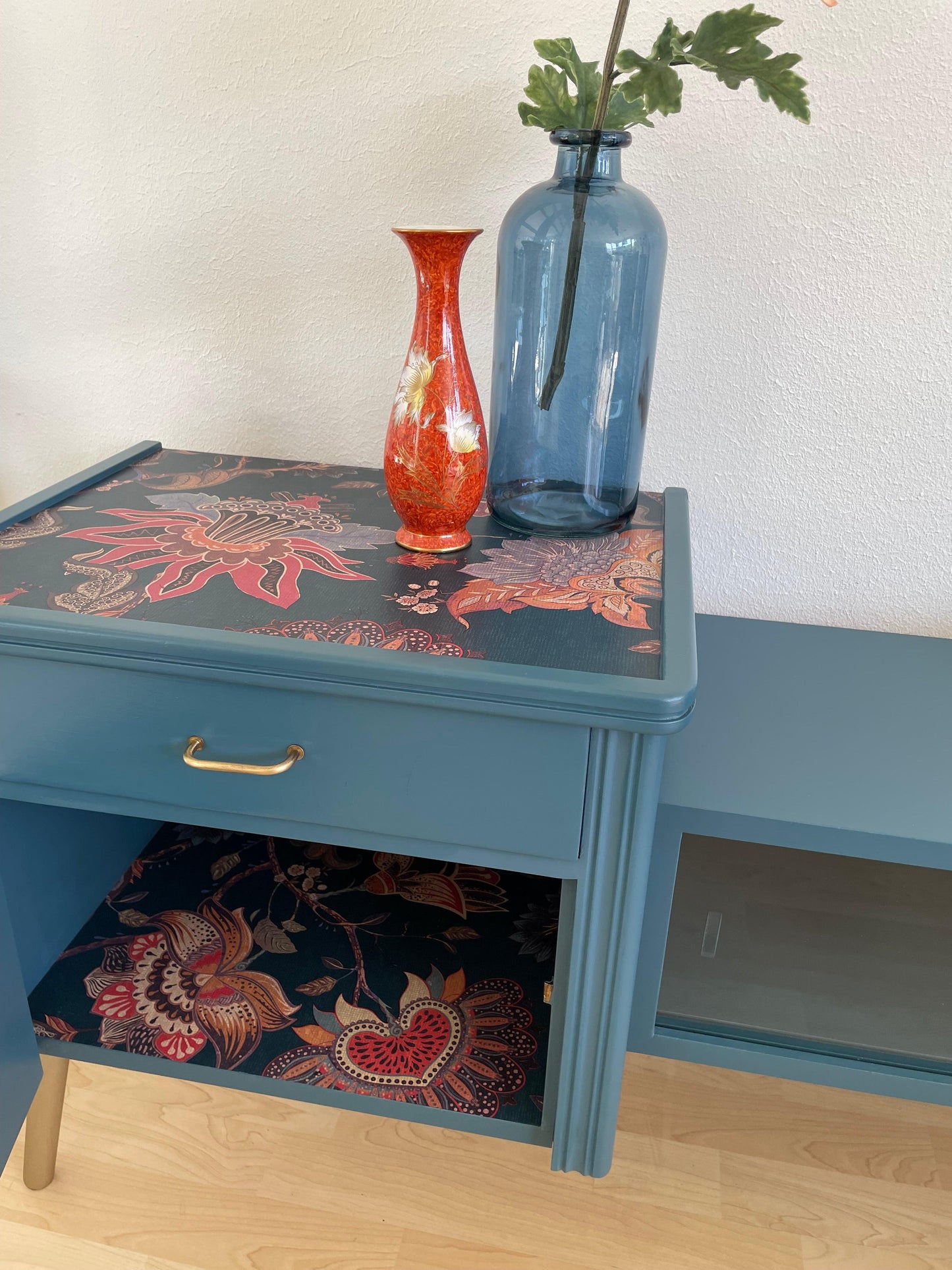 Vintage dressoir in teal met een gave florale print | The Vintage Vibe