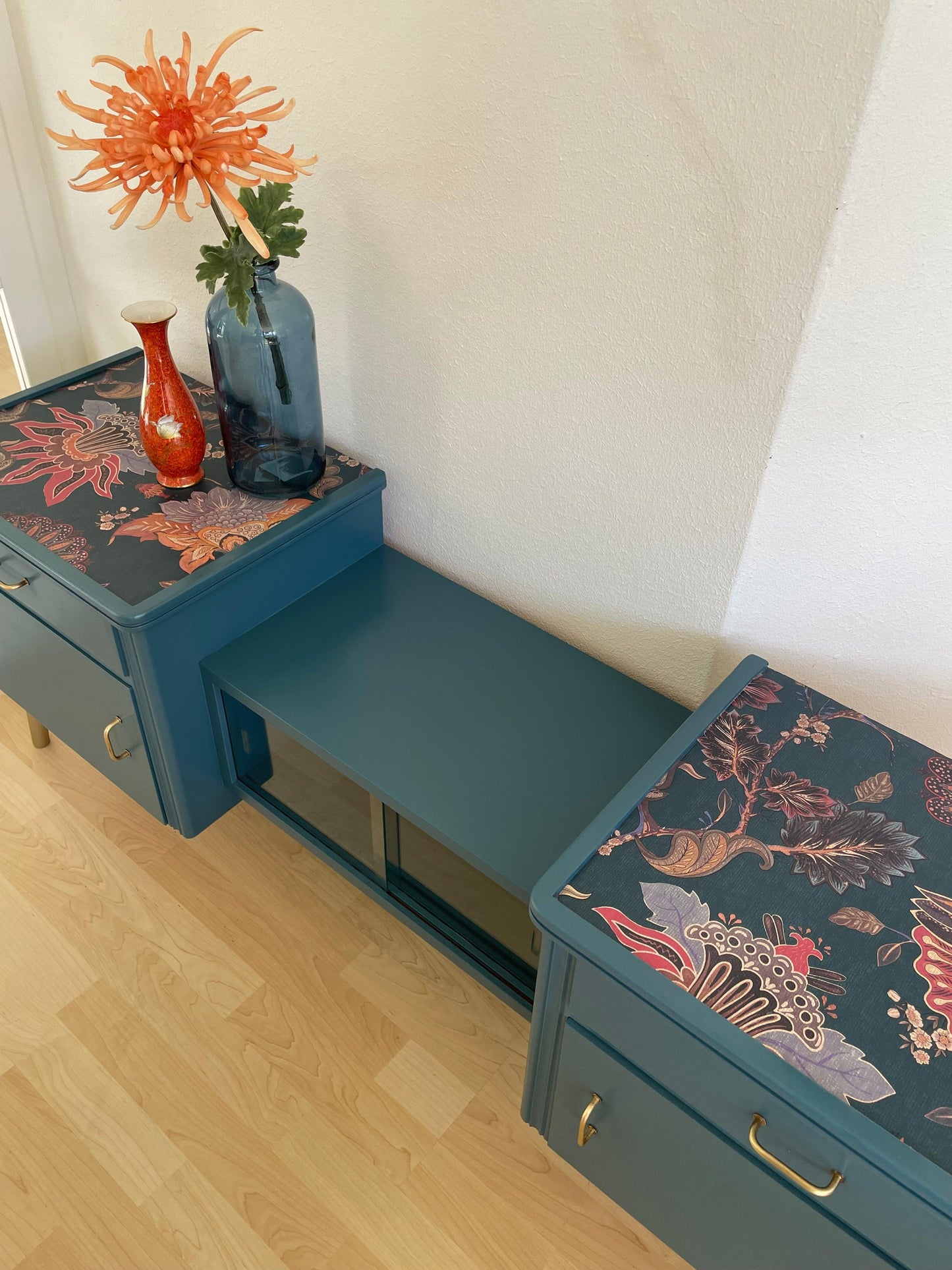 Vintage dressoir in teal met een gave florale print | The Vintage Vibe