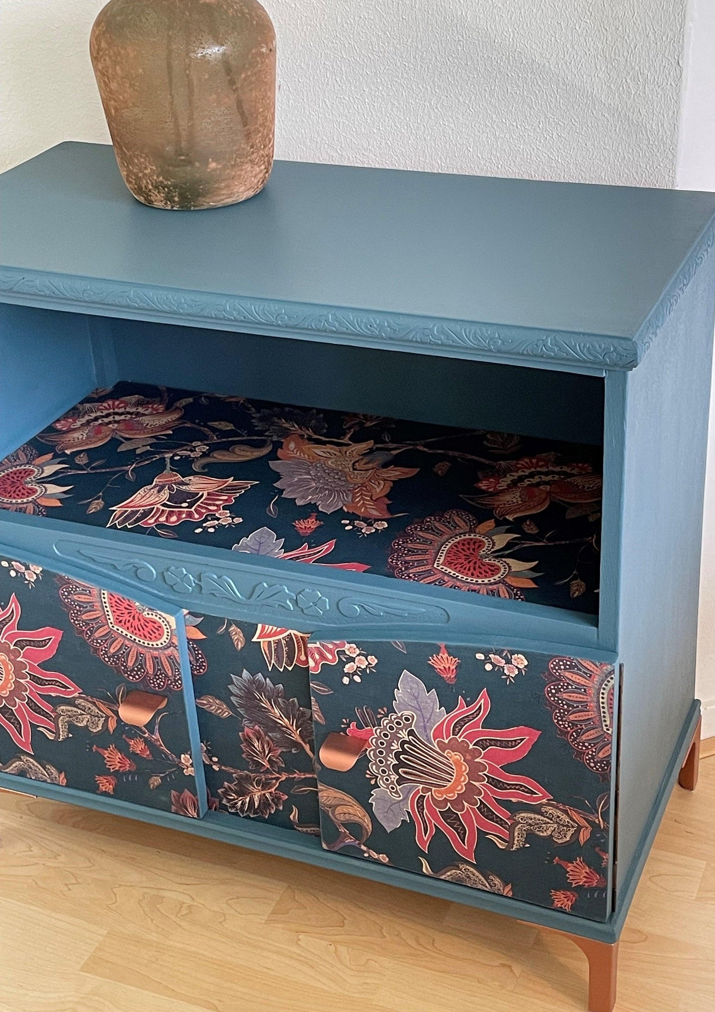 Vintage dressoir in teal met een gave florale print | The Vintage Vibe