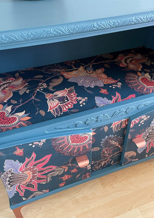 Vintage dressoir in teal met een gave florale print | The Vintage Vibe