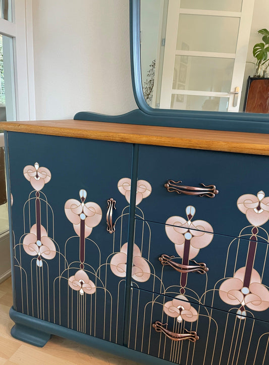 Vintage dressoir met spiegel bekleed met een Art Nouveau print | The Vintage Vibe