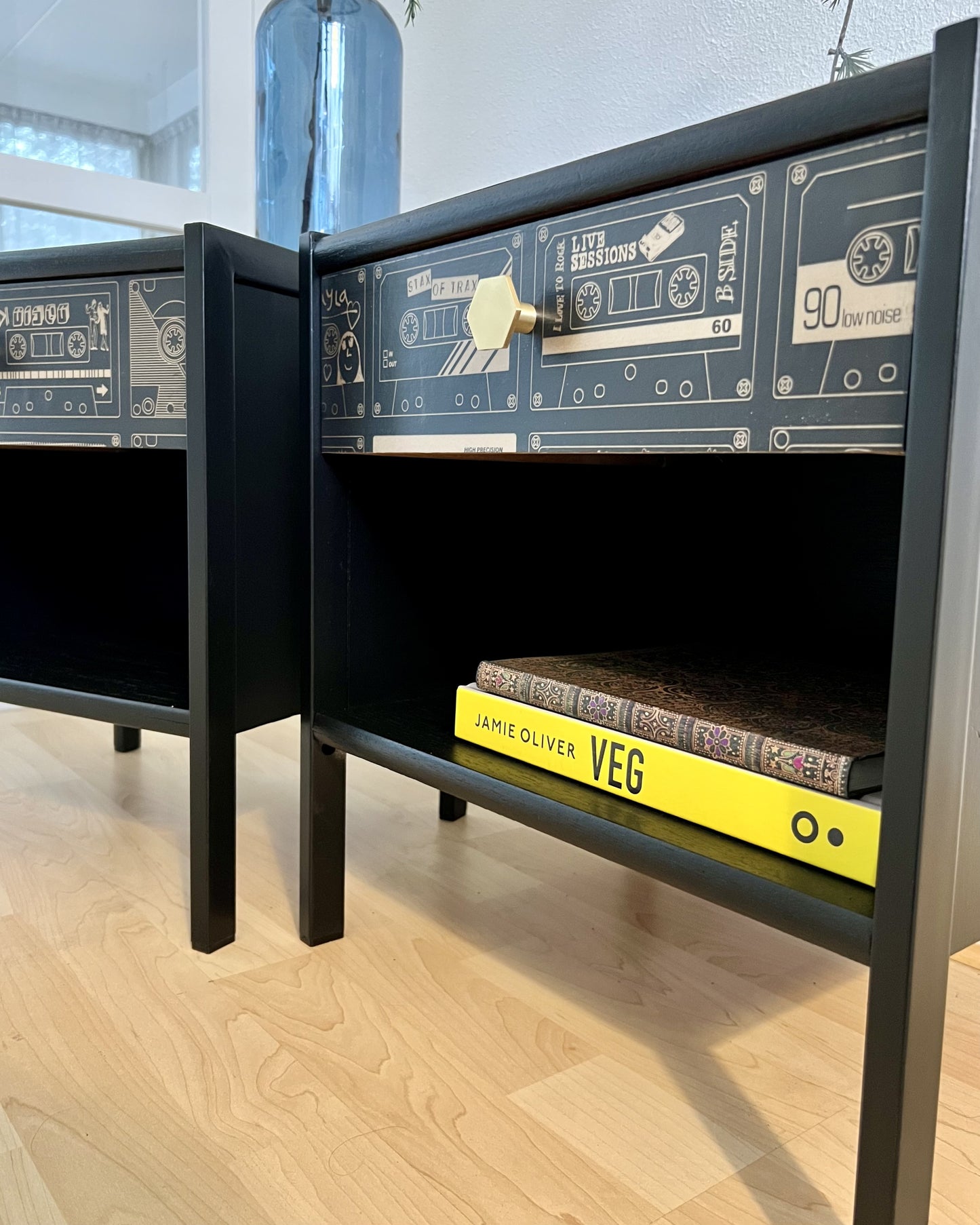 Vintage nachtkastjes in zwart en goud met gave print van cassettebandjes | The Vintage Vibe