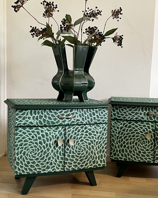 Vintage nachtkastjes met een print in groen en parelmoer | The Vintage Vibe