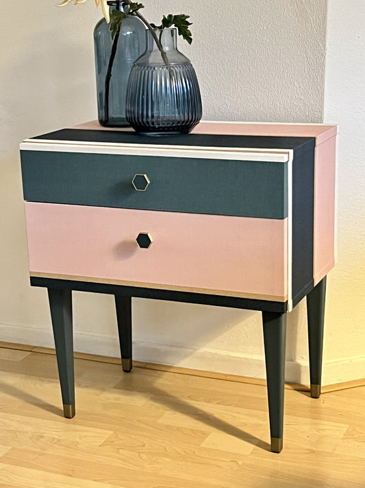 Vintage retro kastje gestreept in blauw, teal, roze en goud | The Vintage Vibe