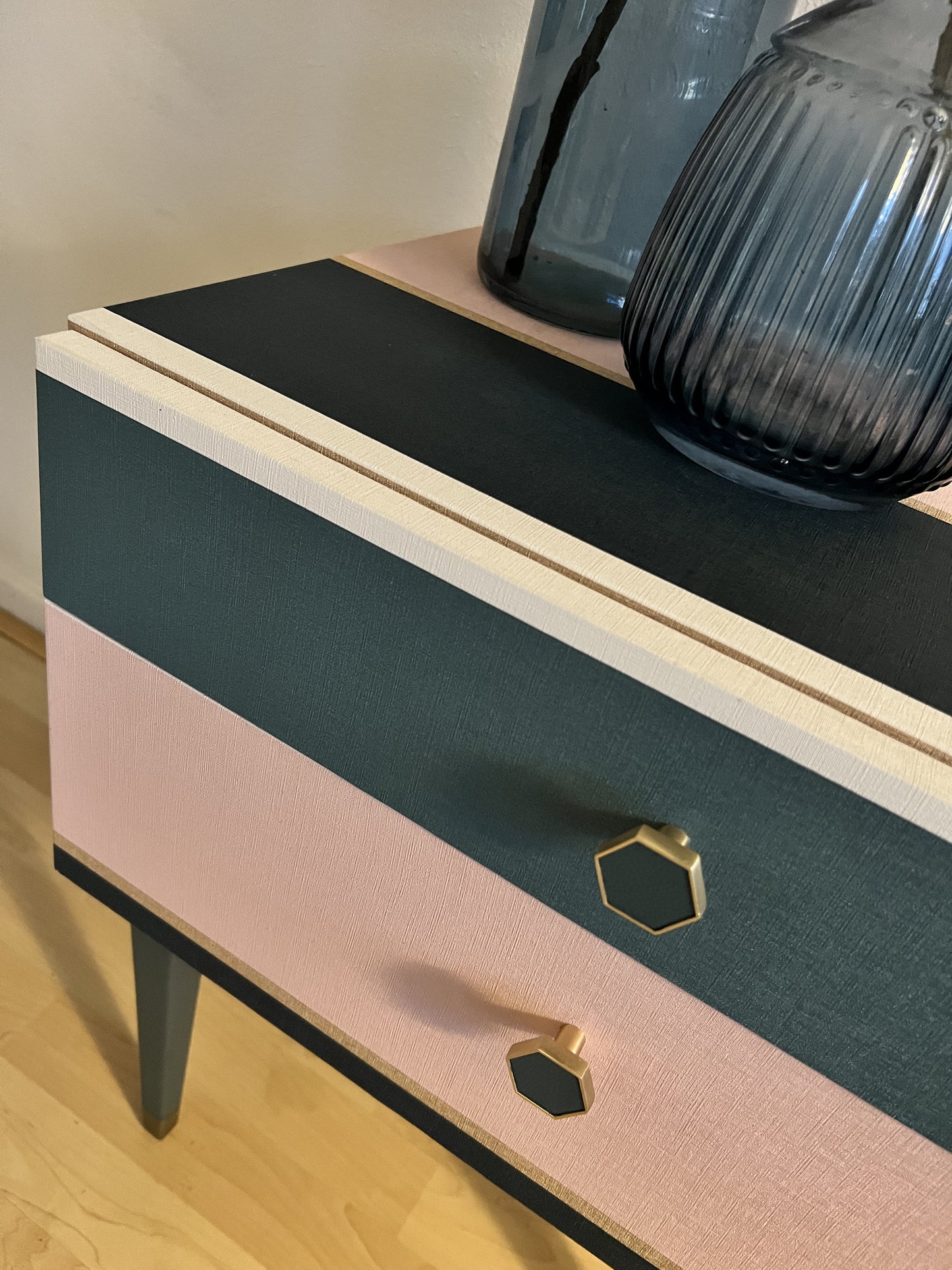 Vintage retro kastje gestreept in blauw, teal, roze en goud | The Vintage Vibe