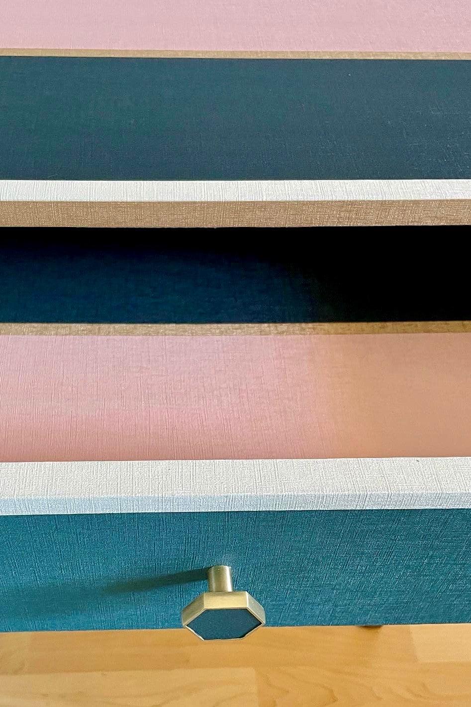 Vintage retro kastje gestreept in blauw, teal, roze en goud | The Vintage Vibe