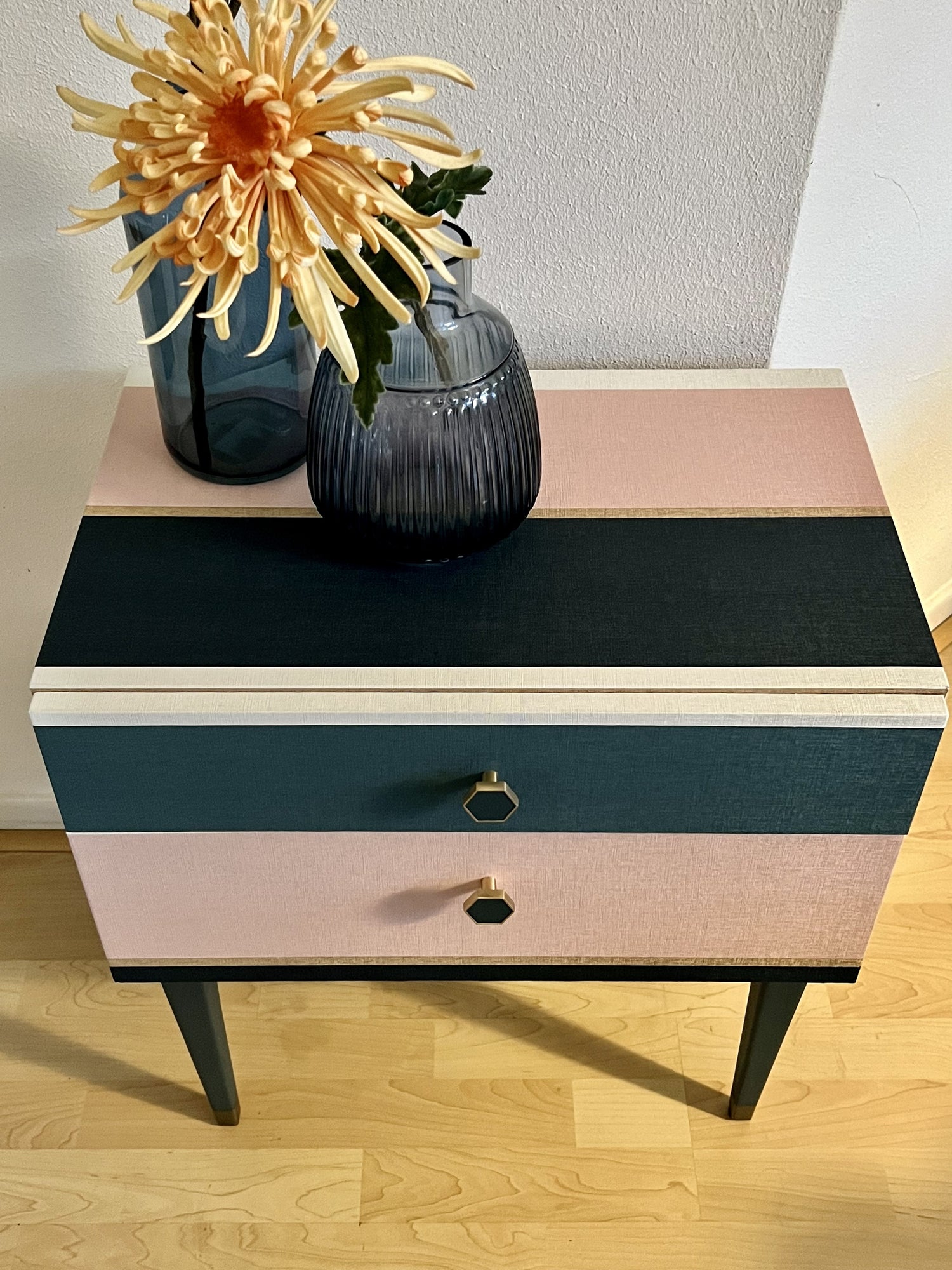 Vintage retro kastje gestreept in blauw, teal, roze en goud | The Vintage Vibe