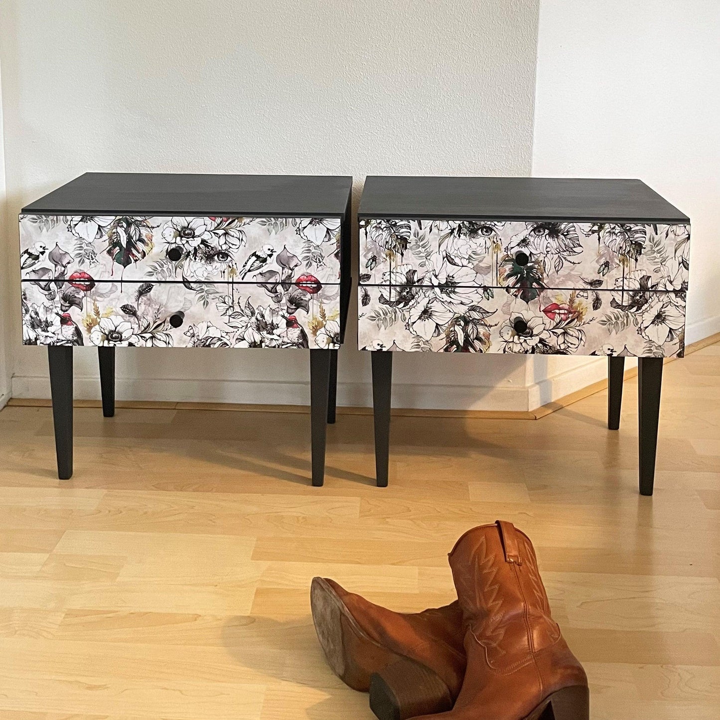 Vintage retro nachtkastjes in grijs bekleed met een florale fantasie print | The Vintage Vibe - The Vintage Vibe