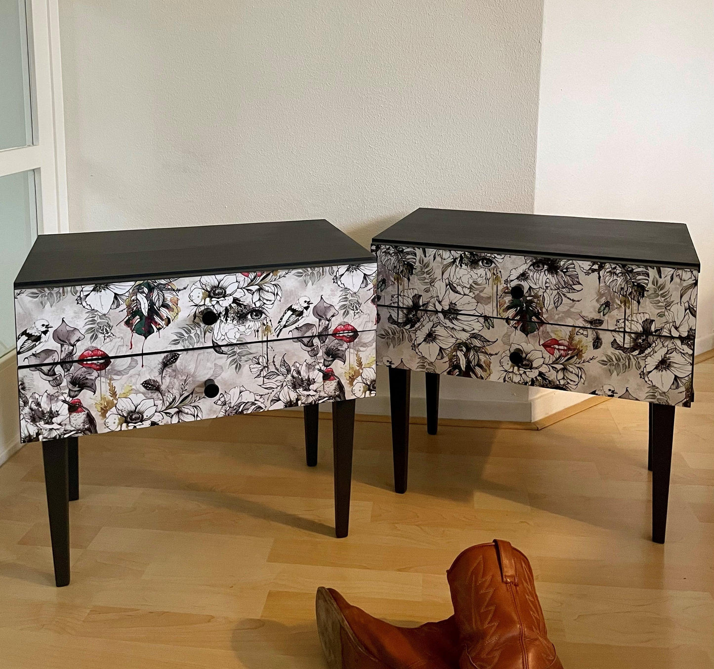 Vintage retro nachtkastjes in grijs bekleed met een florale fantasie print | The Vintage Vibe - The Vintage Vibe