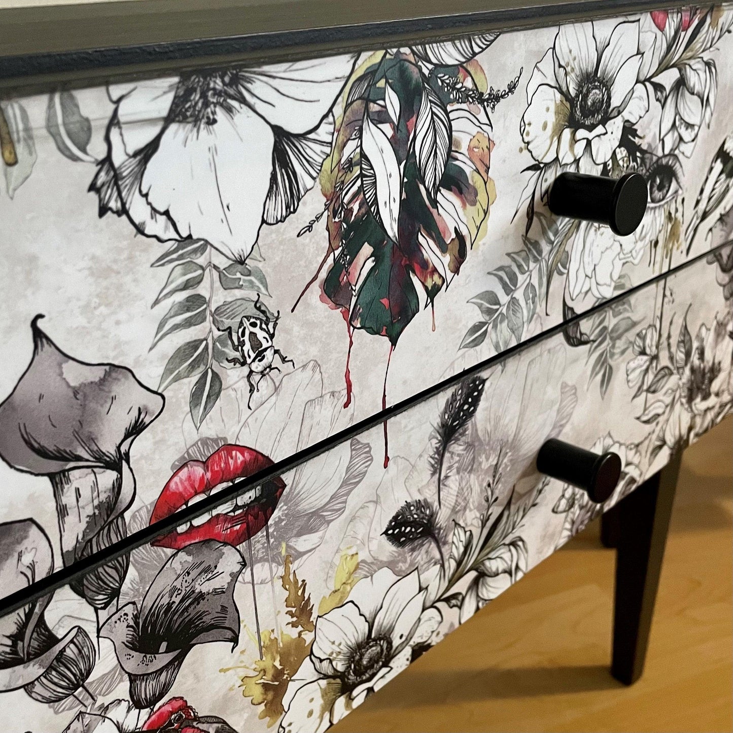 Vintage retro nachtkastjes in grijs bekleed met een florale fantasie print | The Vintage Vibe - The Vintage Vibe