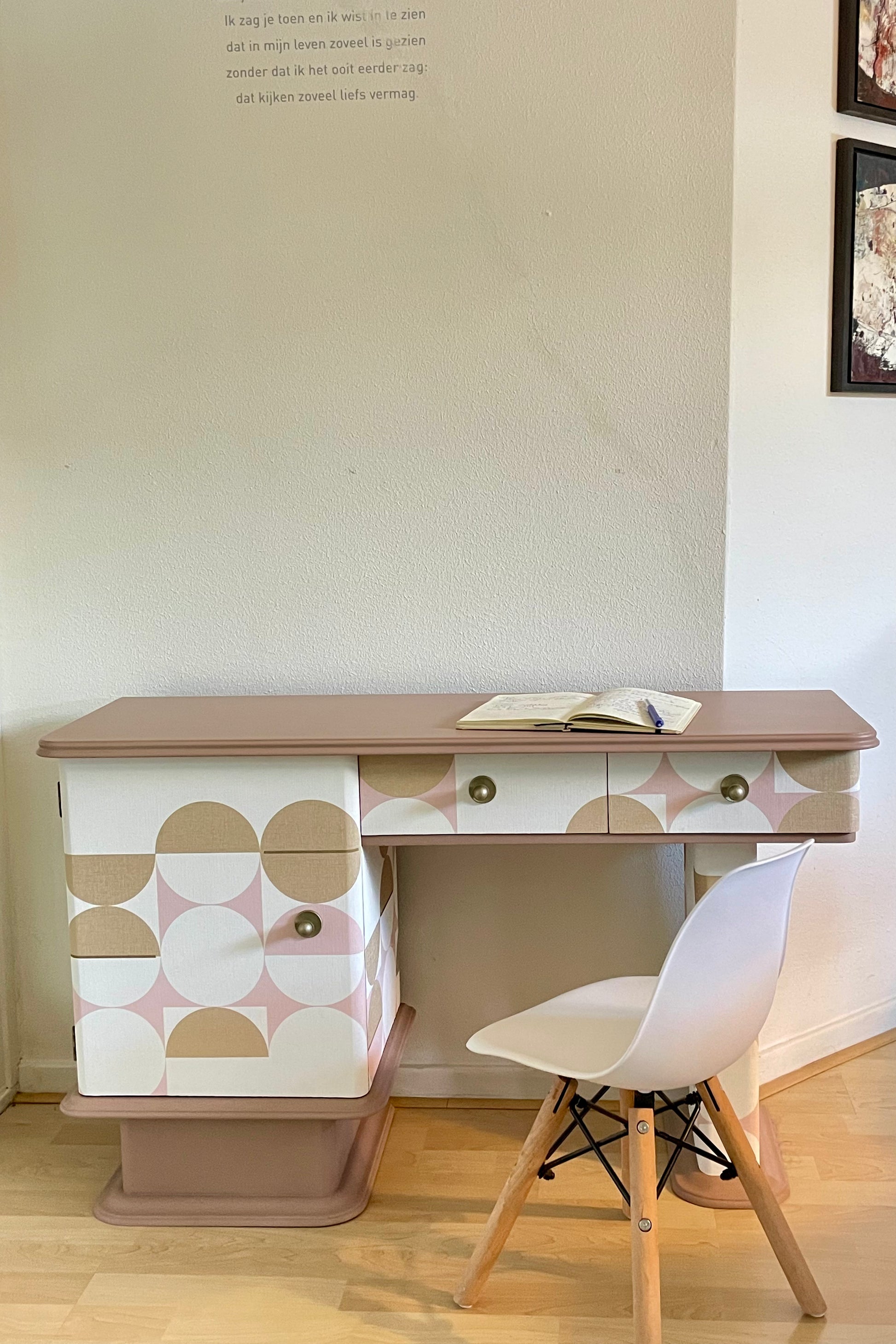 Vintage kaptafel bekleed met een prachtige print in roze, goud en wit | The Vintage Vibe