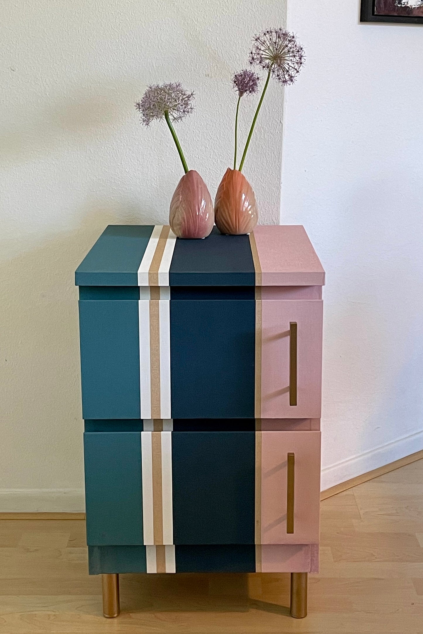 Ladekastje gestreept in blauw, teal, roze en goud | The Vintage Vibe