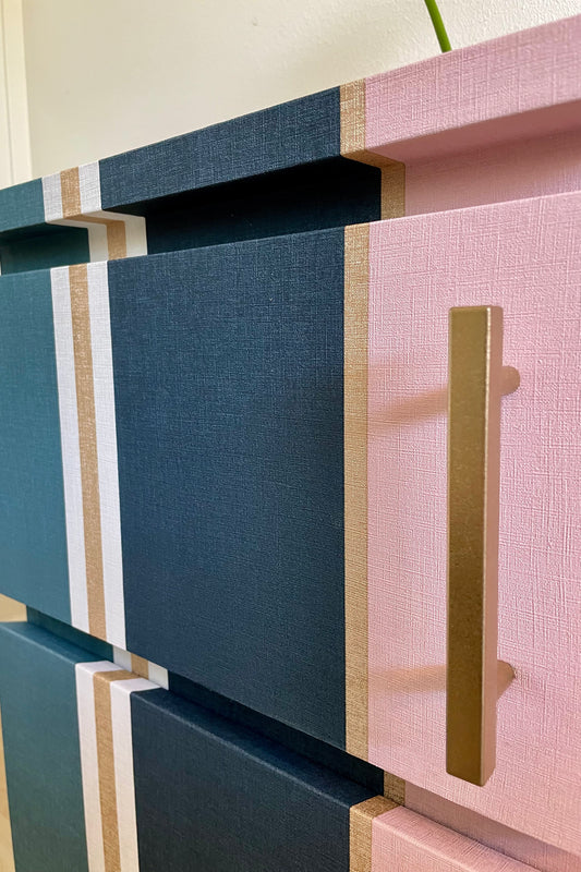 Ladekastje gestreept in blauw, teal, roze en goud | The Vintage Vibe