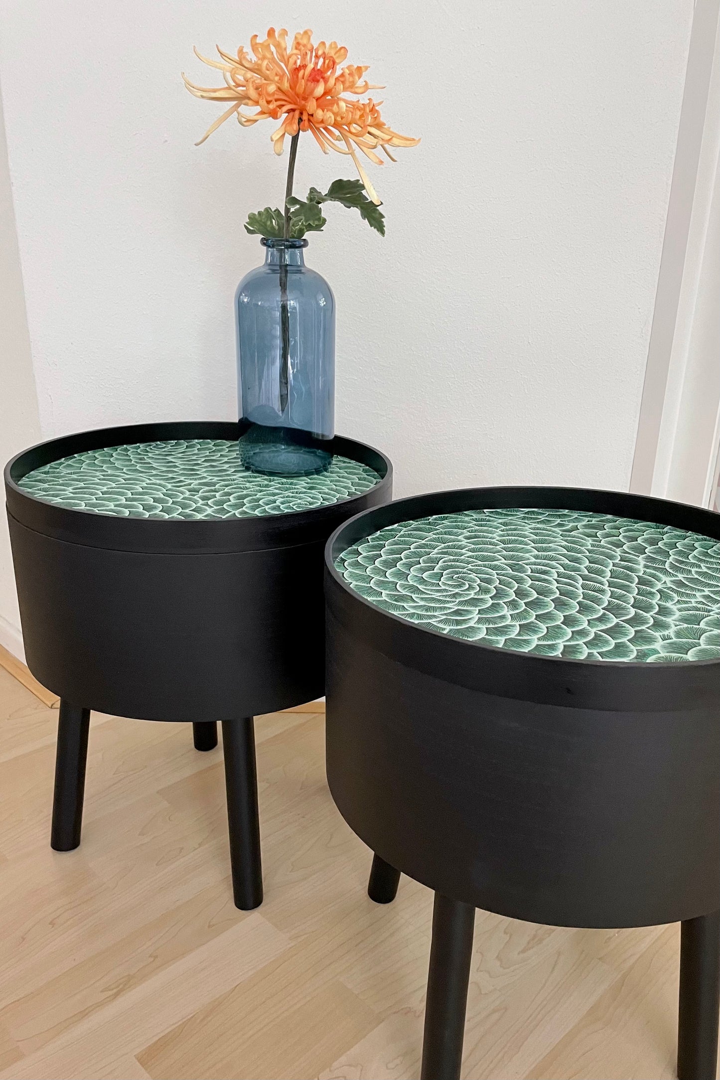 Bijzettafel in zwart met prachtige emerald groene print | The Vintage Vibe