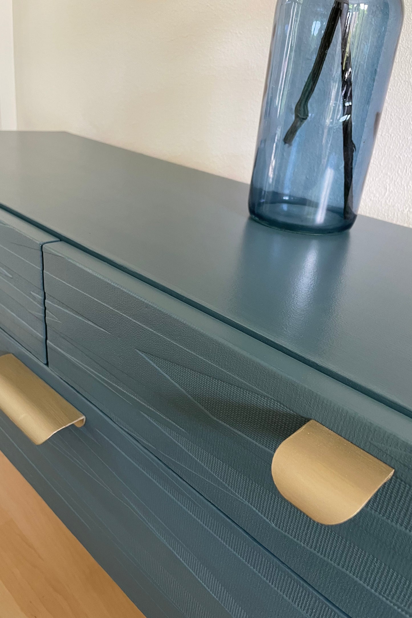 Vintage retro dressoir in warm grijsblauw met reliëf | The Vintage Vibe