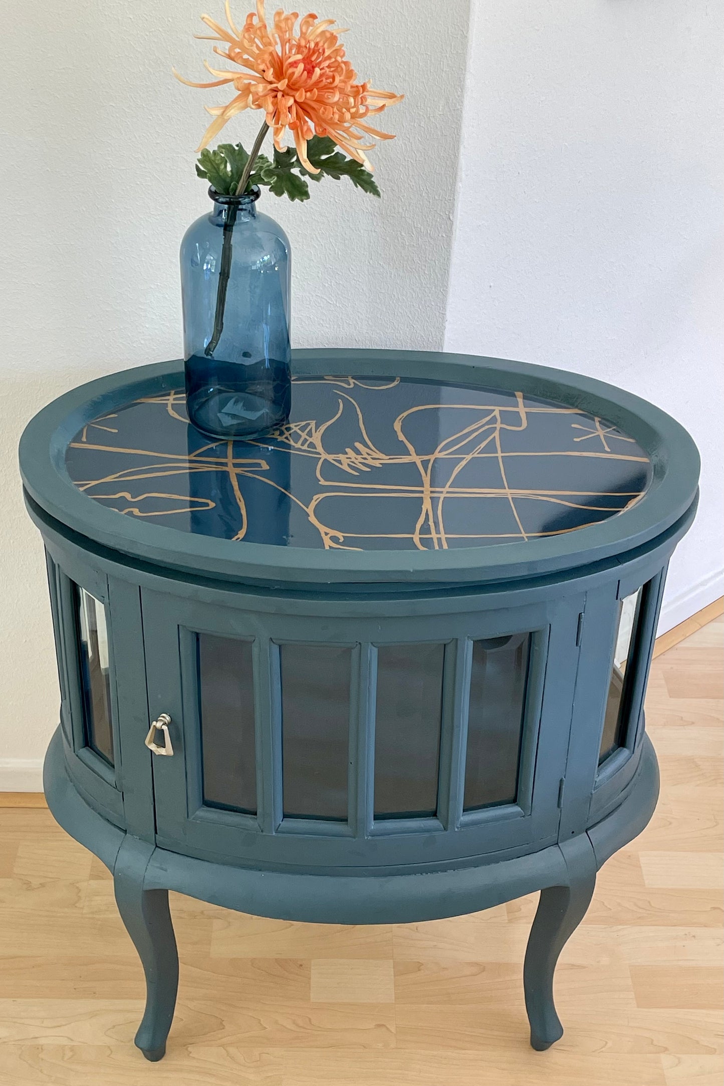 Vintage theekastje/drankkastje in blauw bekleed met een prachtige print | The Vintage Vibe