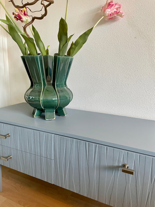 Vintage retro dressoir in een licht grijsblauwe kleur met reliëf | The Vintage Vibe