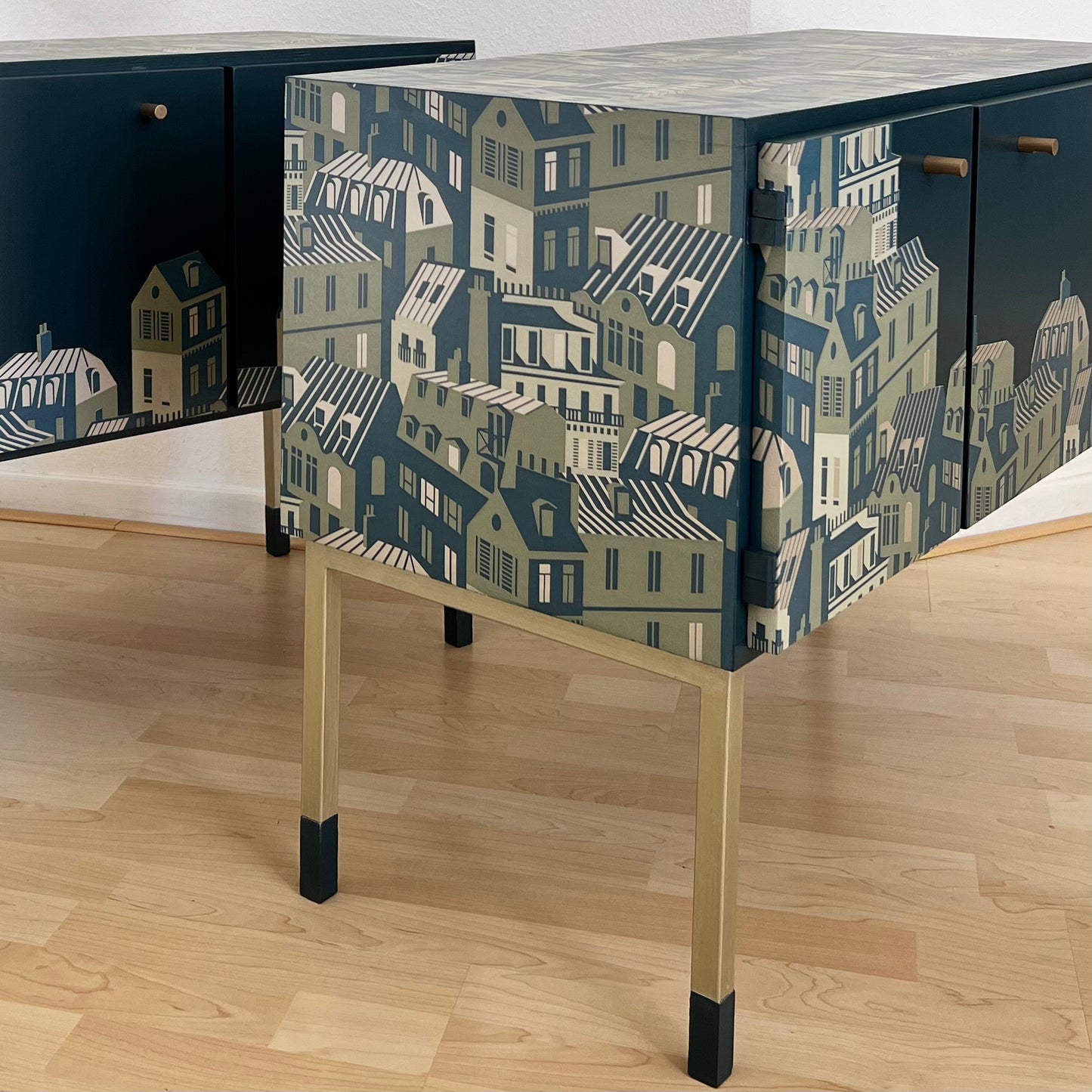 Vintage nachtkastjes in blauw, groen en goud en een print van de daken van Parijs | The Vibtage Vibe