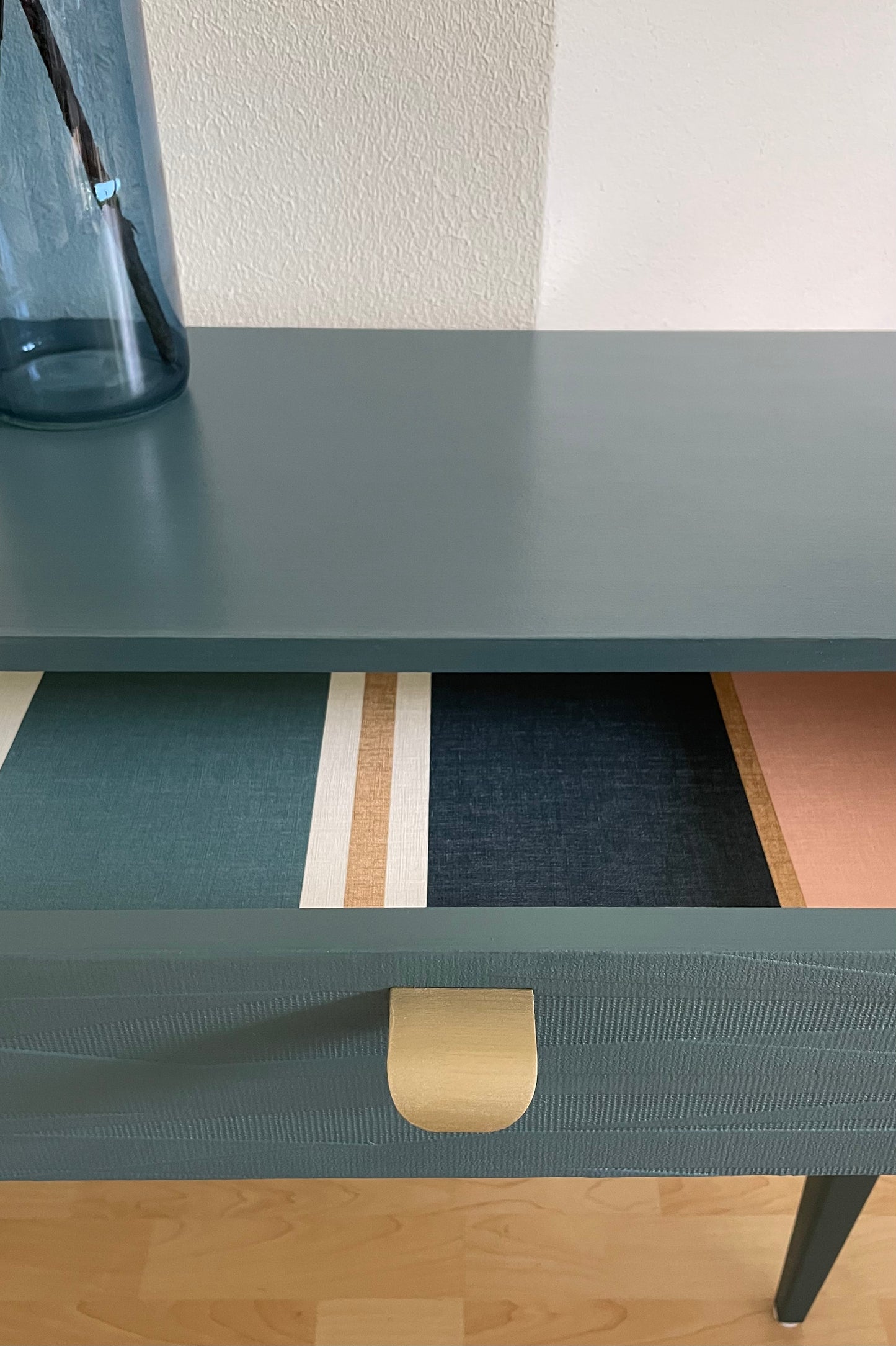 Vintage retro dressoir in warm grijsblauw met reliëf | The Vintage Vibe
