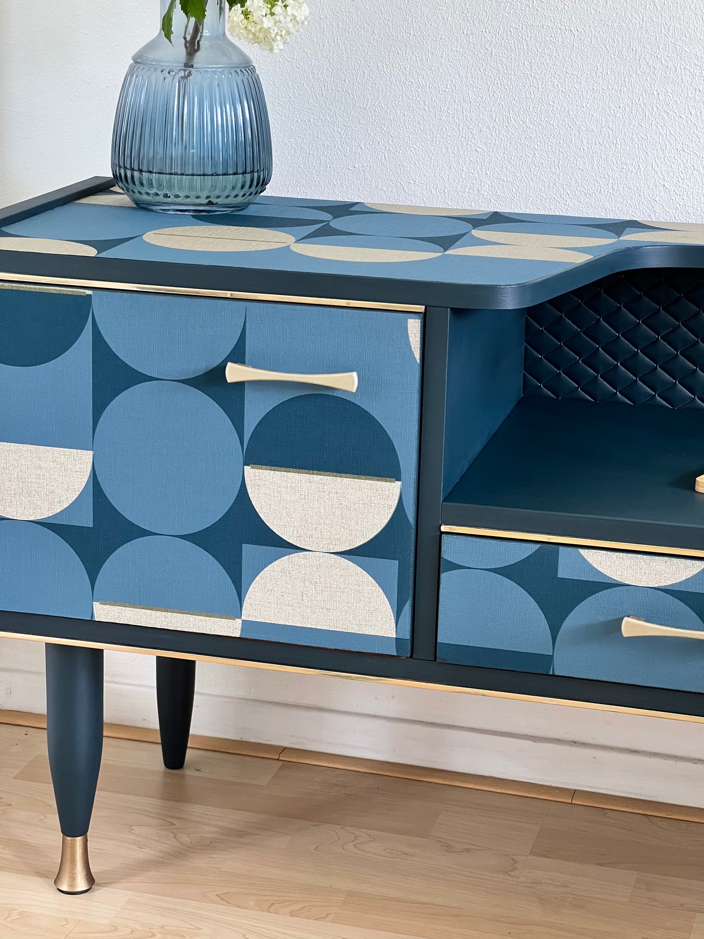 Vintage dressoir bekleed met een print in donker turquoise en goud | The Vintage Vibe