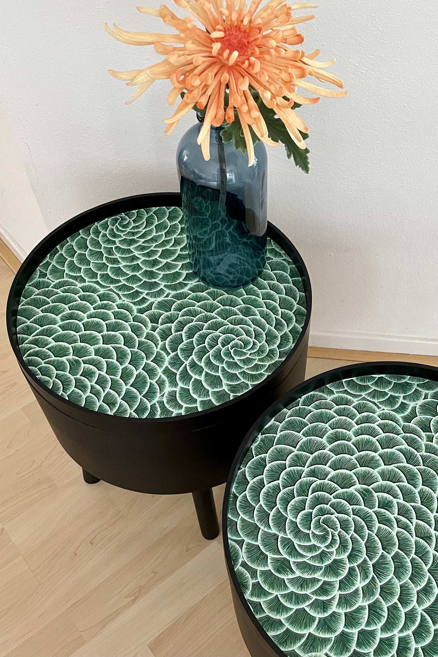 Bijzettafel in zwart met prachtige emerald groene print | The Vintage Vibe