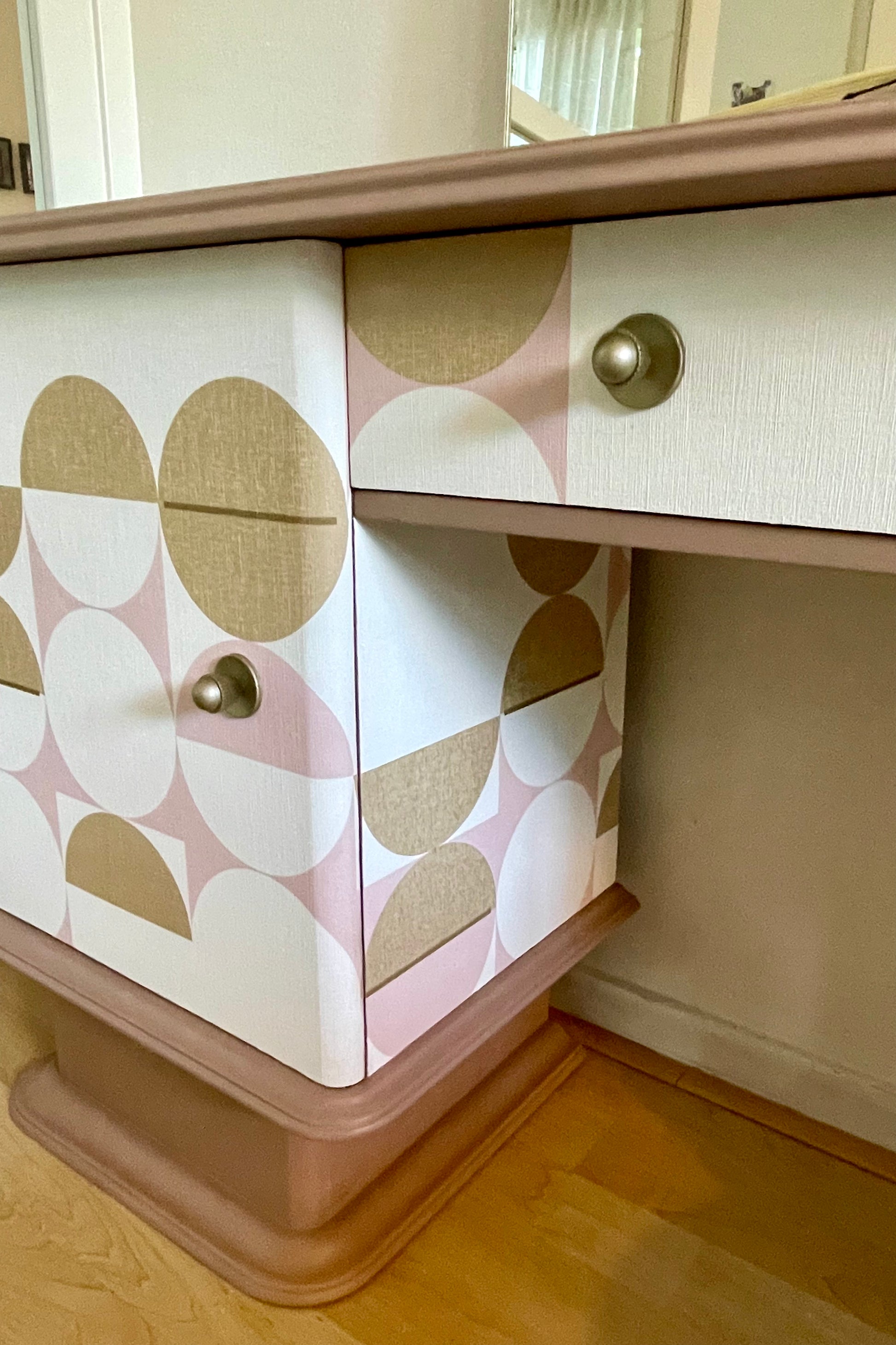 Vintage kaptafel bekleed met een prachtige print in roze, goud en wit | The Vintage Vibe